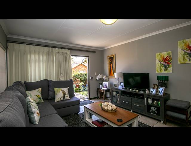 2 BEDROOM SIMPLEX RENTED IN HONEYDEW RIDGE